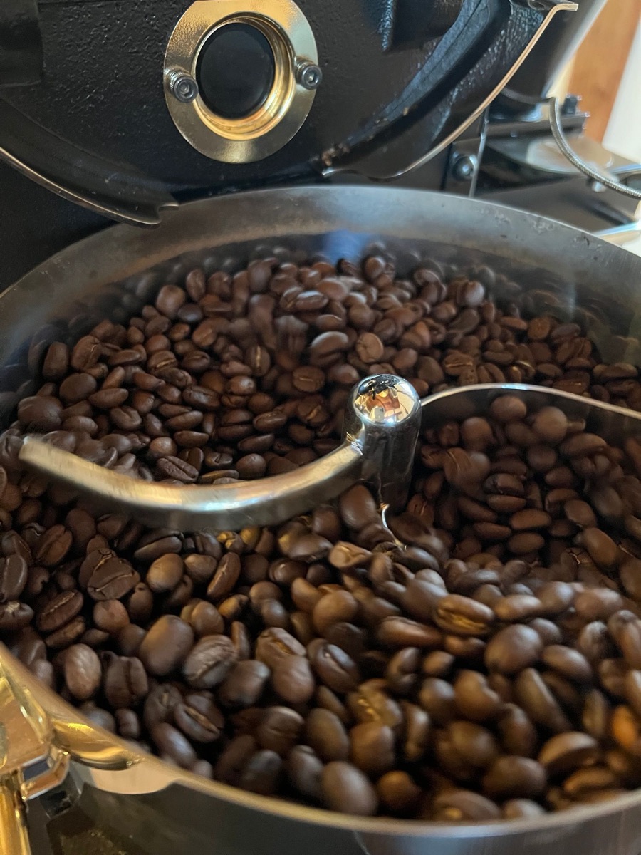焙煎機の中で混ぜられる、焙煎したてのコーヒー豆